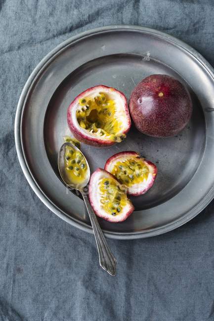 Fresh sliced Passion fruits — Stock Photo