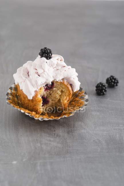 Cupcake aux mûres et crème — Photo de stock