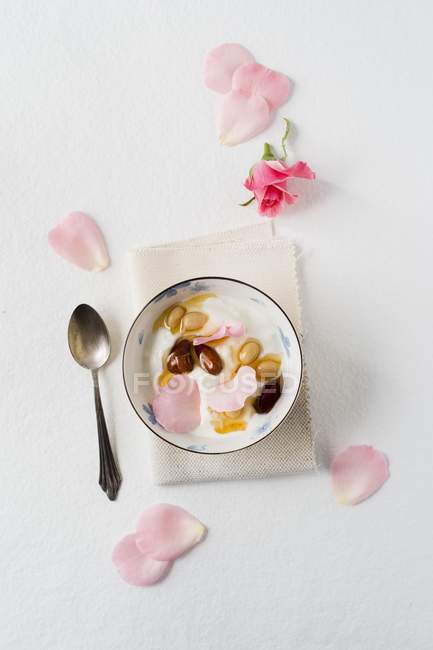 Йогурт с миндалем в меде — стоковое фото