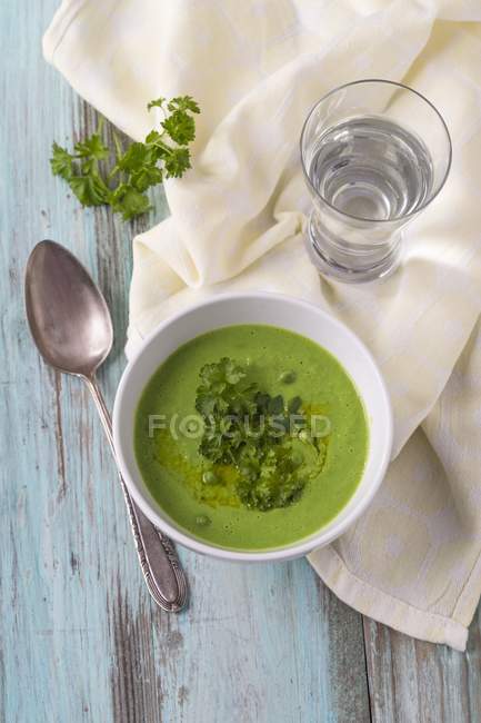 Zuppa di piselli con prezzemolo in ciotola — Foto stock