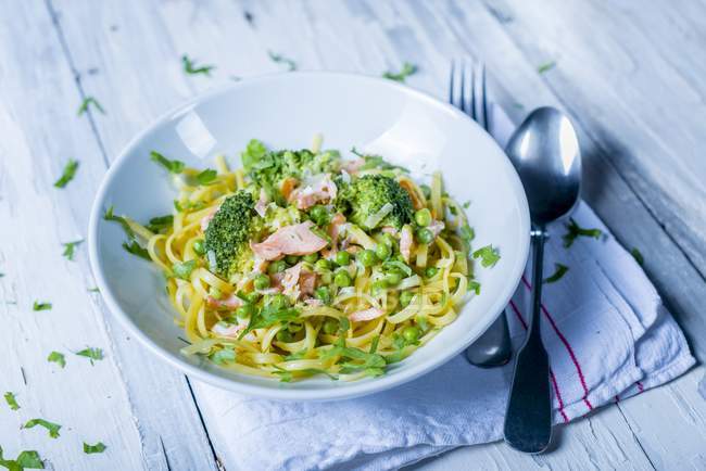 Linguine pasta with salmon — Stock Photo