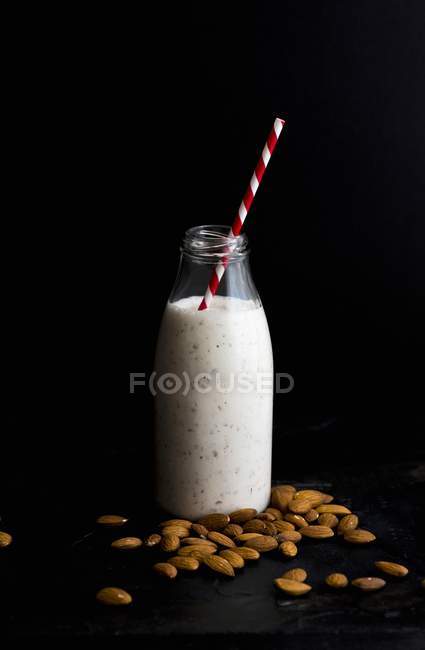 Bouteille de lait d'amande — Photo de stock