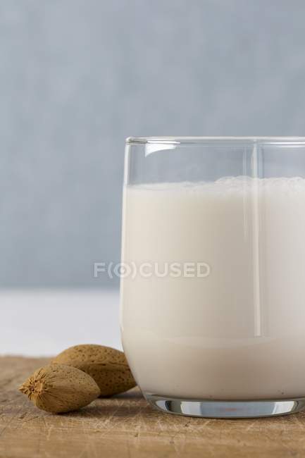Vaso de leche de almendras - foto de stock