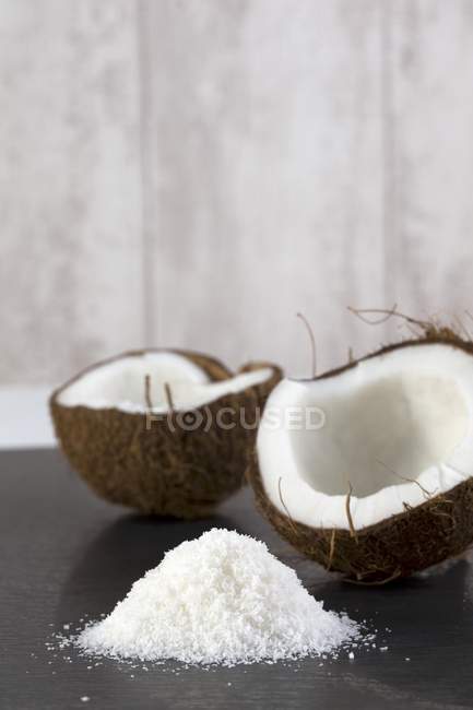 Coco fresco cortado pela metade — Fotografia de Stock