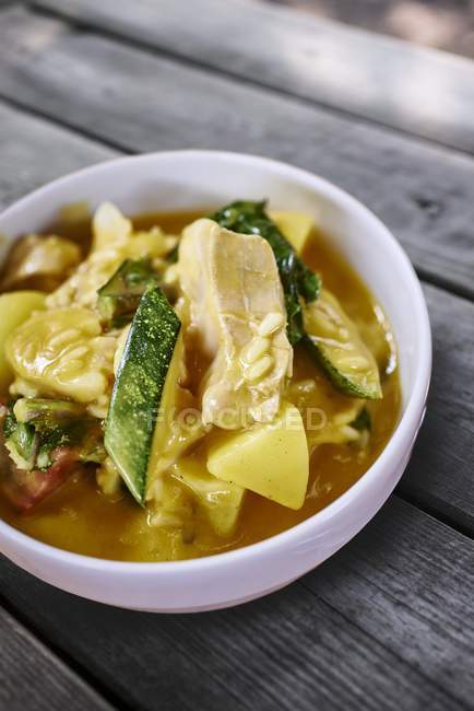 Lachs-Curry mit Gemüse — Stockfoto