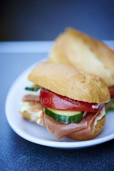 Sanduíche de presunto com pepino — Fotografia de Stock