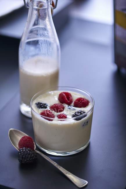 Frullati di vaniglia con bacche — Foto stock