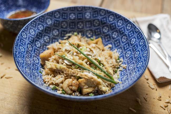 Gebratener Reis mit Gemüse, Tofu und Garnelen — Stockfoto
