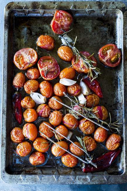 Tomates tostados en horno - foto de stock