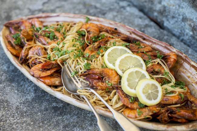 Pâtes spaghetti aux crevettes — Photo de stock