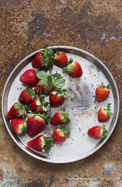 Fresh strawberries on silver tray — Stock Photo