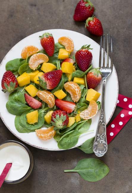 Spinach salad with fresh fruits — Stock Photo