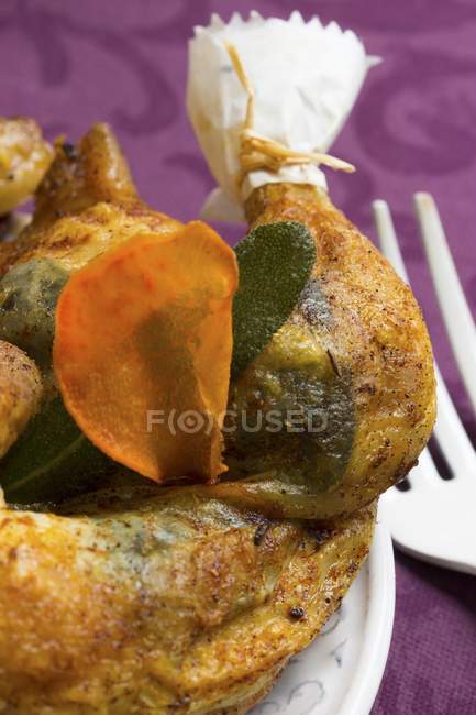Sage chicken with  potato crisps — Stock Photo