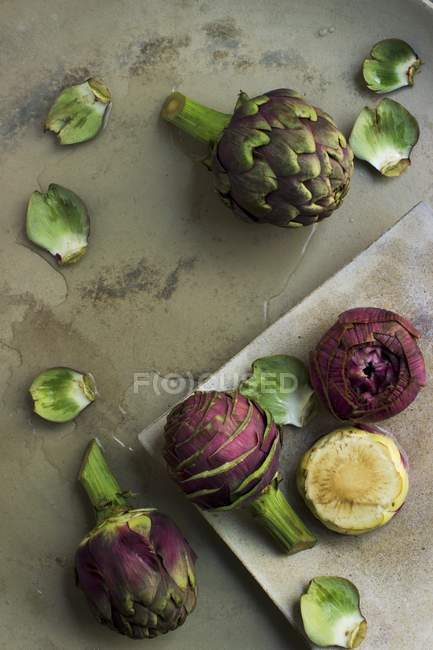 Alcachofas frescas con hojas - foto de stock