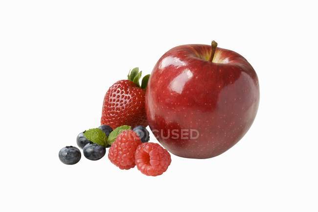 Яблуко і свіжі літні ягоди — стокове фото