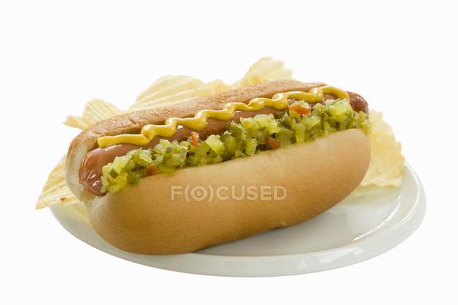 Hot dog with potato crisps — Stock Photo