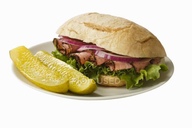 Канапе з пастрами бутерброд з Соління — стокове фото