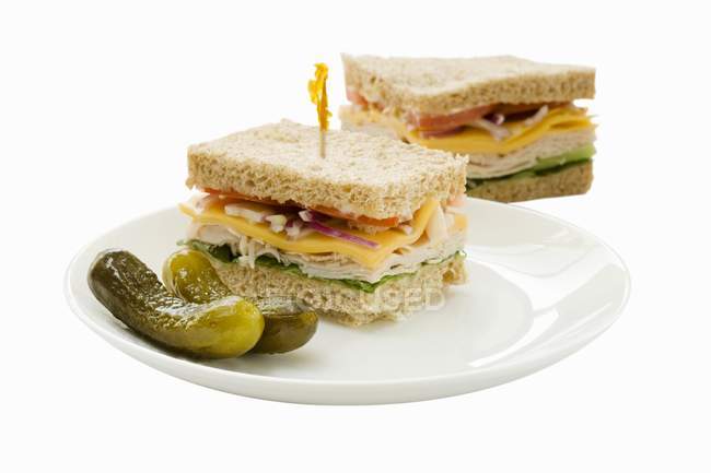 Sanduíches e picles no prato — Fotografia de Stock