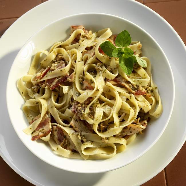 Fettuccine pasta with mussel sauce — Stock Photo
