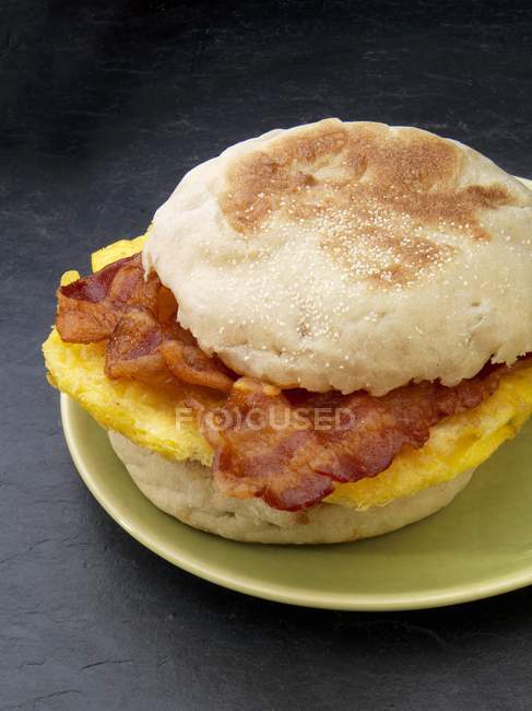 English muffin with bacon and scrambled egg — Stock Photo