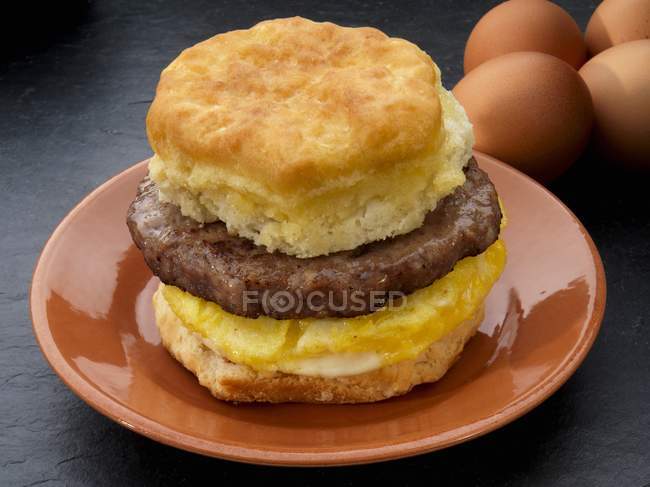 Closeup view of American biscuit with sausage and scrambled egg — Stock Photo