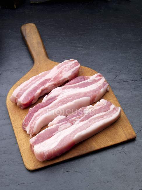 Fatias cruas de barriga de porco — Fotografia de Stock