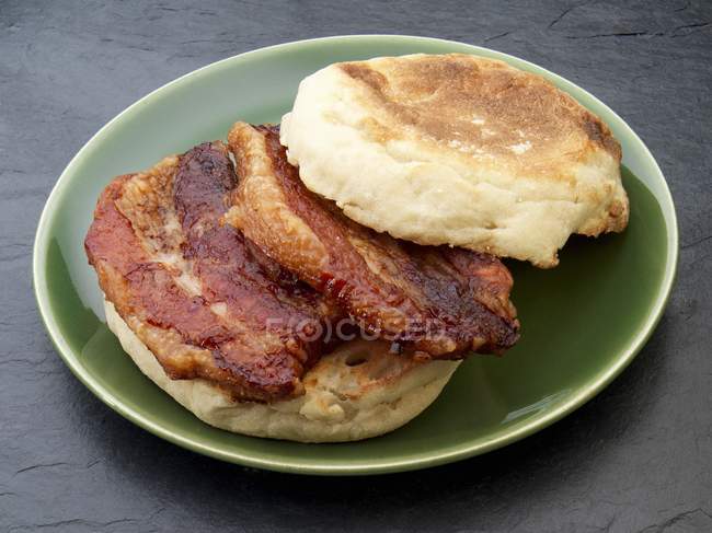 Muffin inglese con pancetta di maiale fritta — Foto stock