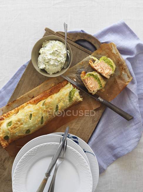 Salmon with spinach in puff pasty — Stock Photo