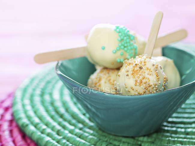 Lollies glacées avec glaçage au chocolat blanc — Photo de stock