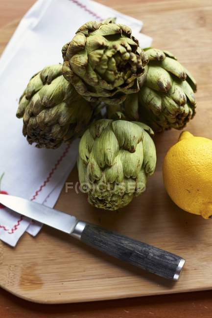 Fresh Artichokes and lemon — Stock Photo