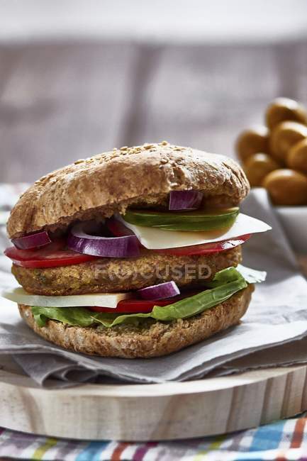Veganer Burger mit Gemüse — Stockfoto