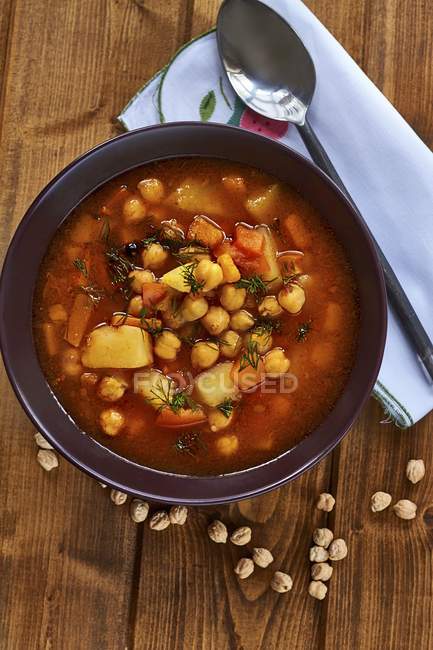 Веганский гороховый суп с перцем — стоковое фото