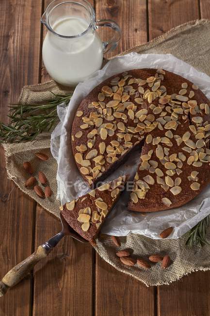 Banana pie with flaked almonds — Stock Photo