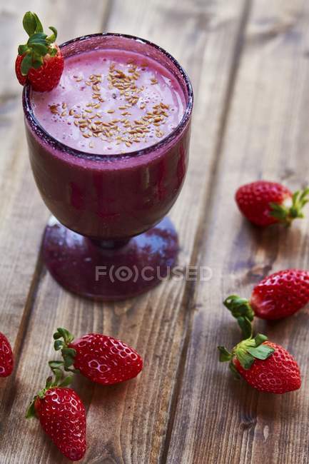 Strawberry smoothie with kefir — Stock Photo