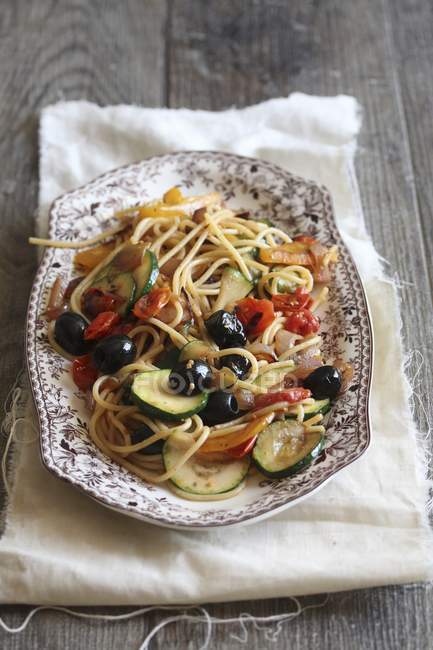Spaghetti Primavera Pasta mit Gemüse — Stockfoto