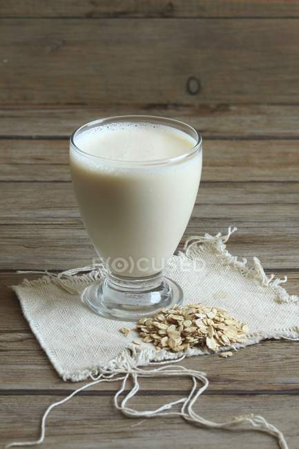 Стакан овсяного молока — стоковое фото