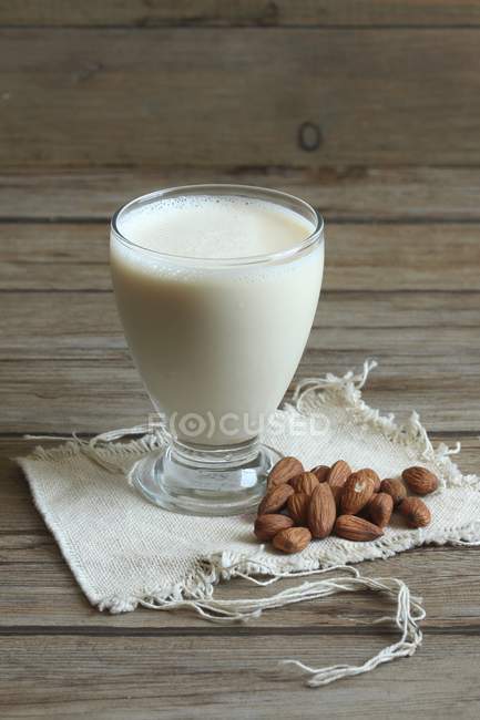 Bicchiere di latte di mandorla — Foto stock