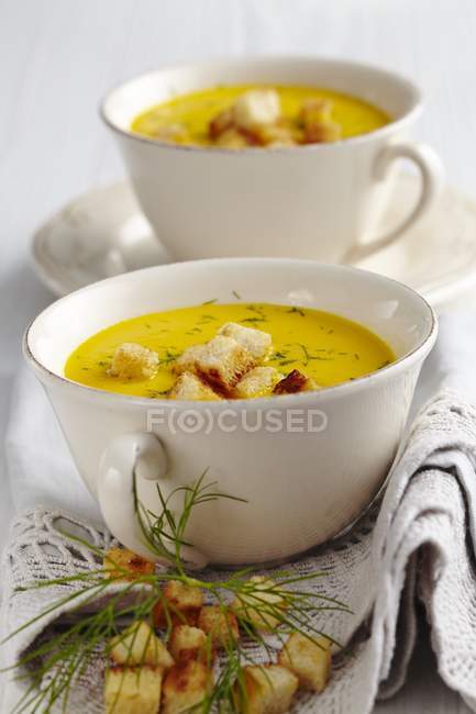 Karottensuppe mit Croutons — Stockfoto