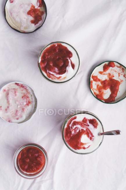 Йогуртові пустелі з ягодою — стокове фото