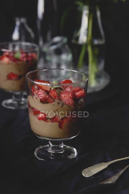 Chocolate mousses with strawberries — Stock Photo
