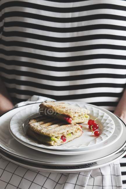 Mulher servindo um panini — Fotografia de Stock