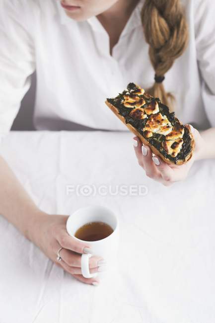 Женщина с бутербродом в руках — стоковое фото