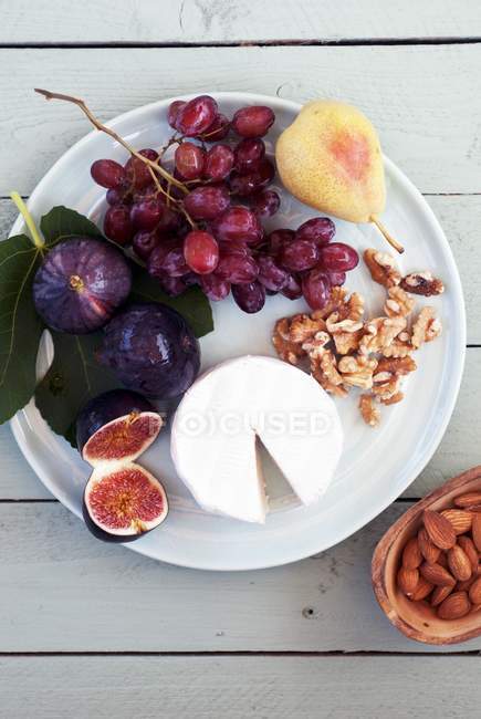 Brie with figs on plate — Stock Photo