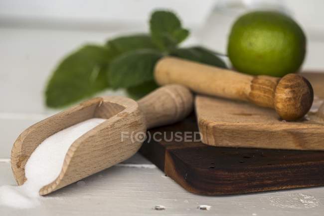 Cucharada de madera con azúcar - foto de stock