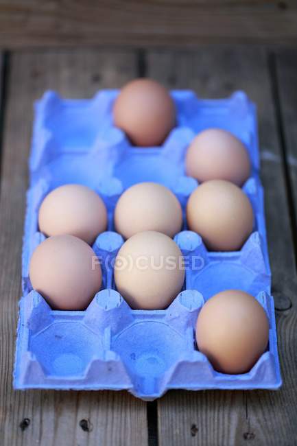 Коробка коричневих яєць — стокове фото