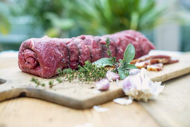 Raw beef roulade with herbs — Stock Photo