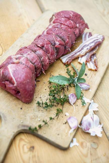 Raw beef roulade with herbs — Stock Photo