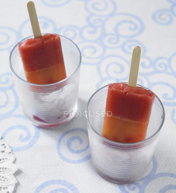 Carrelli per ghiaccio di bacche e mango — Foto stock