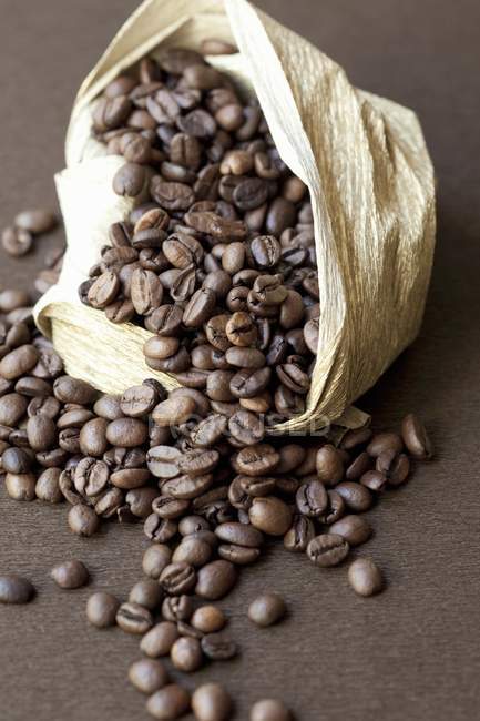 Кофейные зерна падают — стоковое фото