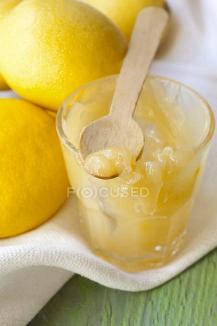 Vaso di cagliata di limone con limoni — Foto stock
